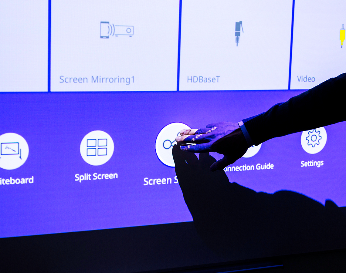 Proyector interactivo Epson BrightLink en aula — SYSI Paraguay